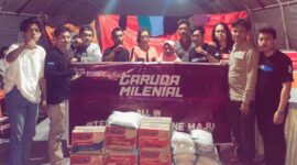 Garuda Milenial Bone menyerahkan bantuan ke posko korban kebakaran di Lappo Batue, Kelurahan Tibojon, Kecamatan Taenete Riattang Timur, Kabupaten Bone, Minggu (2/8). (ist)