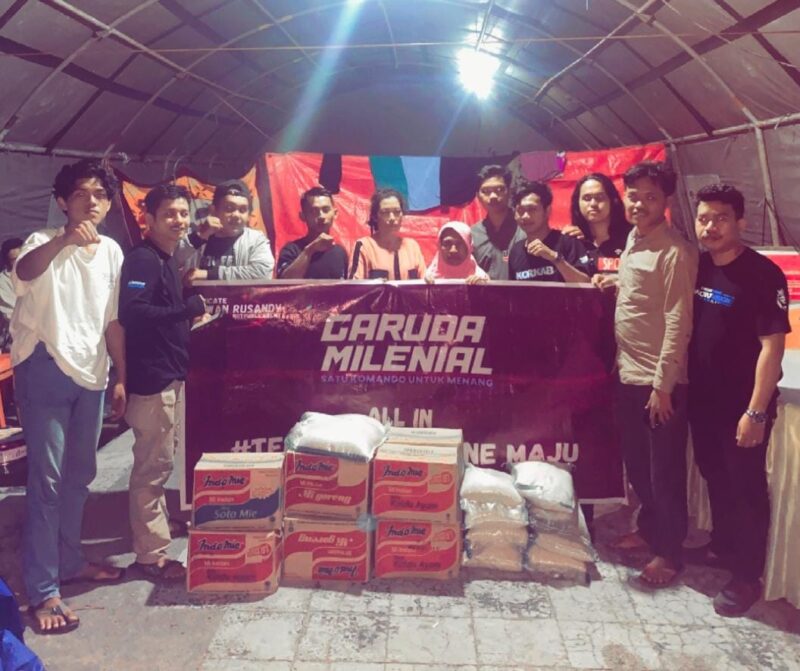 Garuda Milenial Bone menyerahkan bantuan ke posko korban kebakaran di Lappo Batue, Kelurahan Tibojon, Kecamatan Taenete Riattang Timur, Kabupaten Bone, Minggu (2/8). (ist)