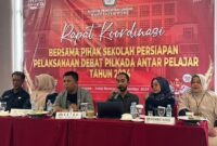 Rapat koordinasi KPU Bone membahas persiapan Debat Pilkada Antar Pelajar yang diadakan di Hotel Novena Watampone, Sabtu (7/9). (ist)