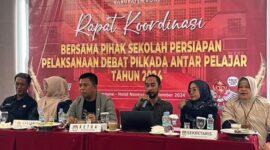Rapat koordinasi KPU Bone membahas persiapan Debat Pilkada Antar Pelajar yang diadakan di Hotel Novena Watampone, Sabtu (7/9). (ist)