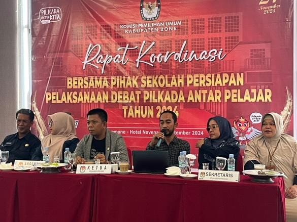 Rapat koordinasi KPU Bone membahas persiapan Debat Pilkada Antar Pelajar yang diadakan di Hotel Novena Watampone, Sabtu (7/9). (ist)