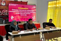 Proses penerimaan berkas perbaikan administrasi paslon Pilkada di KPU Bone, Minggu (8/9). (ist)