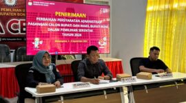 Proses penerimaan berkas perbaikan administrasi paslon Pilkada di KPU Bone, Minggu (8/9). (ist)