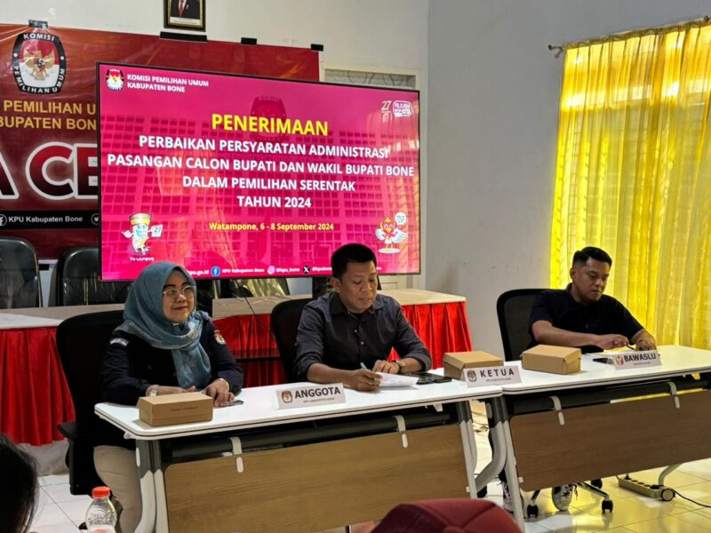 Proses penerimaan berkas perbaikan administrasi paslon Pilkada di KPU Bone, Minggu (8/9). (ist)