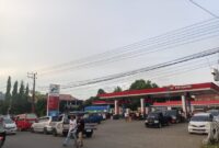 Antrian terjadi di sejumlah SPBU di Kabupaten Bone akibat kelangkaan BBM. (ist)