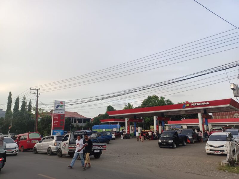 Antrian terjadi di sejumlah SPBU di Kabupaten Bone akibat kelangkaan BBM. (ist)