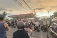 Kondisi antrean di SPBU Jalan Ahmad Yani Kabupaten Bone. (ist)