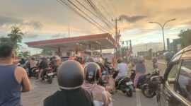 Kondisi antrean di SPBU Jalan Ahmad Yani Kabupaten Bone. (ist)
