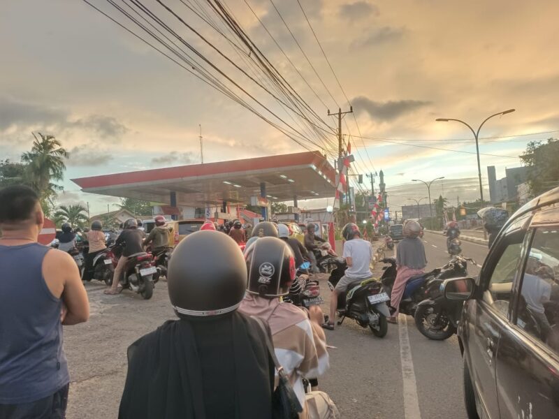 Kondisi antrean di SPBU Jalan Ahmad Yani Kabupaten Bone. (ist)