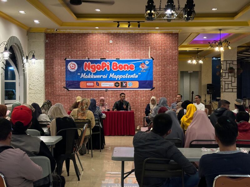 Suasana diskusi publik dengan tema Makkunrai Mappattentu di Bunir Cafe, Minggu (8/9) malam. (ist)