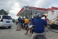 Pengendara harus antri mengisi BBM di Pertamina Palanga, Kecamatan Tanete Riattang, Kabupaten Bone, Jumat (13/9). (ist)
