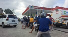 Pengendara harus antri mengisi BBM di Pertamina Palanga, Kecamatan Tanete Riattang, Kabupaten Bone, Jumat (13/9). (ist)