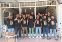 Andi Islamuddin berfoto bersama dengan komunitas pemuda di Warkop 23, Senin (16/9). (ist)