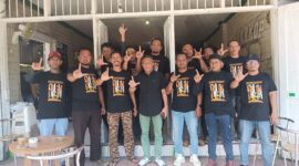Andi Islamuddin berfoto bersama dengan komunitas pemuda di Warkop 23, Senin (16/9). (ist)