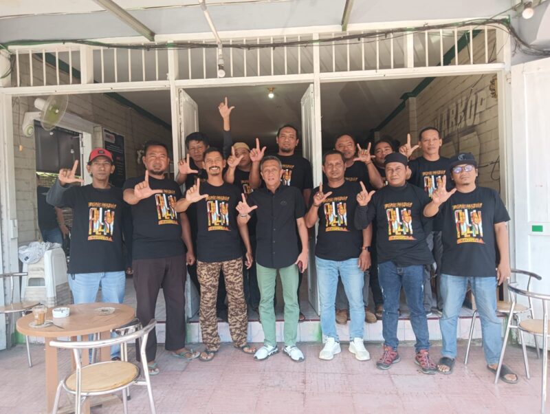 Andi Islamuddin berfoto bersama dengan komunitas pemuda di Warkop 23, Senin (16/9). (ist)