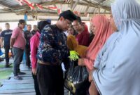 Kapolda Sulsel Irjen Pol Andi Rian menyerahkan bantuan sembako ke warga Pulau Lae-lae. (ist)