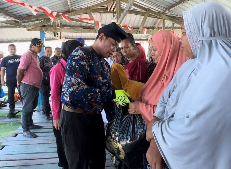 Kapolda Sulsel Irjen Pol Andi Rian menyerahkan bantuan sembako ke warga Pulau Lae-lae. (ist)