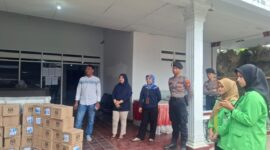 Bawaslu Bone awasi logistik Pilkada 2024 yang tiba di kantor KPU Bone, Jumat (20/9). (ist)