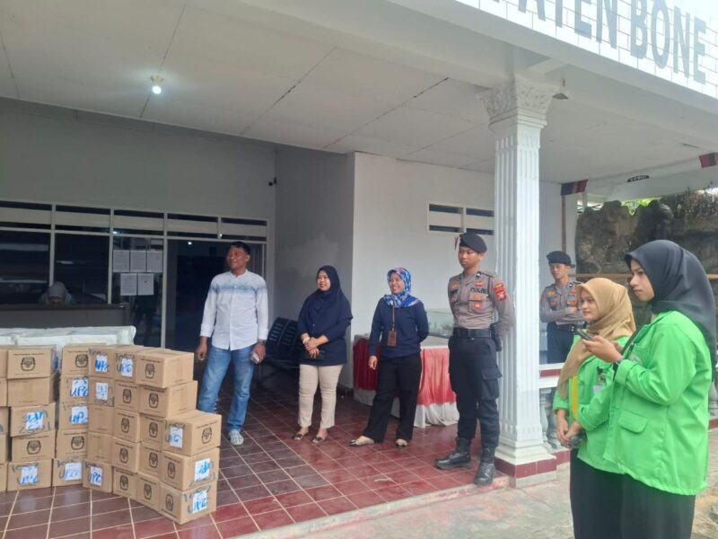Bawaslu Bone awasi logistik Pilkada 2024 yang tiba di kantor KPU Bone, Jumat (20/9). (ist)