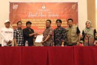 Penyerahan berita acara penetapan DPT dari KPU ke Bawaslu Bone. (ist)