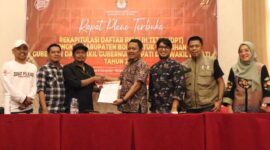Penyerahan berita acara penetapan DPT dari KPU ke Bawaslu Bone. (ist)