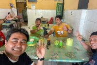 Kadis PMD Bone Andi Gunadil Ukra (baju kuning) melakukan salam tiga jari. (int)