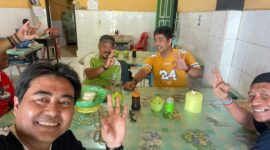 Kadis PMD Bone Andi Gunadil Ukra (baju kuning) melakukan salam tiga jari. (int)