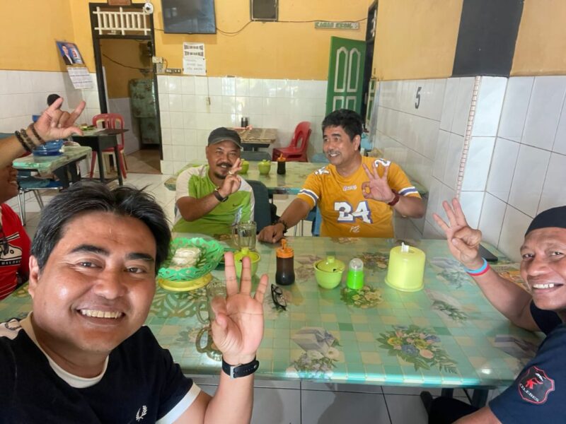 Kadis PMD Bone Andi Gunadil Ukra (baju kuning) melakukan salam tiga jari. (int)