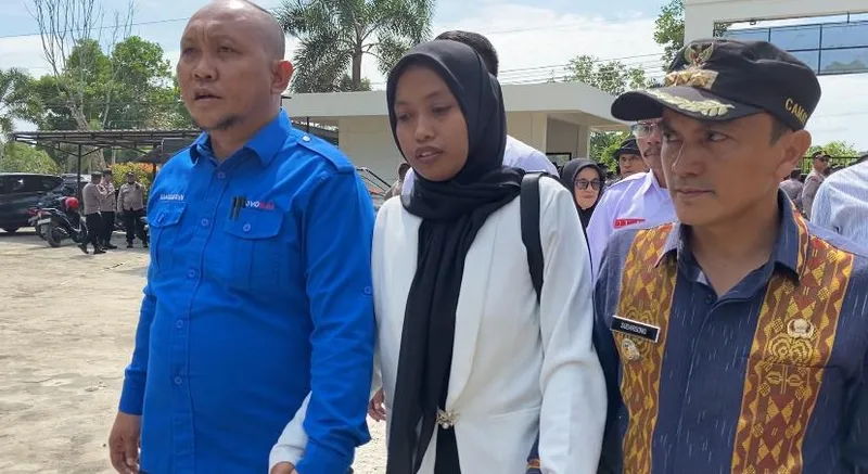 Supriyani didampingi kuasa hukum akan menjalani sidang perdana terkait kasus dugaan penganiayaan siswa. (int)