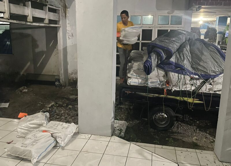 Logistik Pemilu 2024 tiba di Kantor KPU Bone, Sabtu (12/10). (ist)