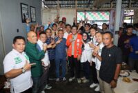 Cabup Bone Andi Islamuddin (kemeja jeans) dan Cawagub Sulsel Azhar Arsyad di sela-sela kegiatan diskusi politik, Kabupaten Bone, Selasa (15/10). (ist)