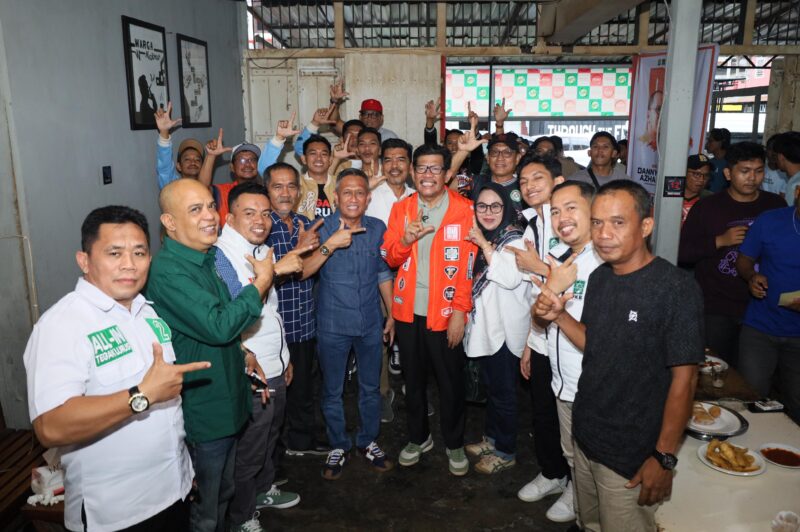 Cabup Bone Andi Islamuddin (kemeja jeans) dan Cawagub Sulsel Azhar Arsyad di sela-sela kegiatan diskusi politik, Kabupaten Bone, Selasa (15/10). (ist)