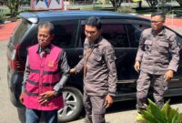 Kades Laoni dittahan usai ditetapkan tersangka kasus korupsi dana desa. (ist)