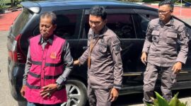 Kades Laoni dittahan usai ditetapkan tersangka kasus korupsi dana desa. (ist)