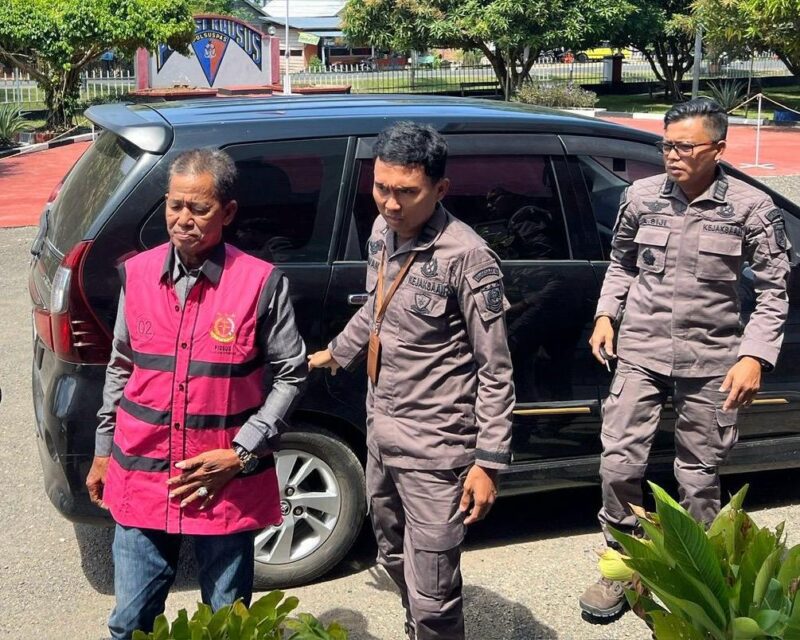 Kades Laoni dittahan usai ditetapkan tersangka kasus korupsi dana desa. (ist)