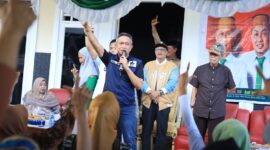 Calon Bupati Bone Andi Islamuddin disambut hangat oleh Warga Desa Padaelo, Kecamatan Kajuara, Rabu (24/10). (ist)