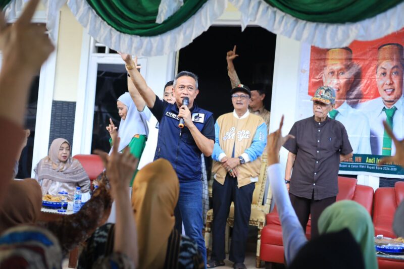 Calon Bupati Bone Andi Islamuddin disambut hangat oleh Warga Desa Padaelo, Kecamatan Kajuara, Rabu (24/10). (ist)