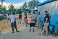 Polsek Barebbo bersama warga membersihkan sirtu yang menutupi jalan. (ist)