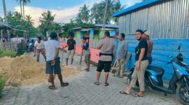 Polsek Barebbo bersama warga membersihkan sirtu yang menutupi jalan. (ist)