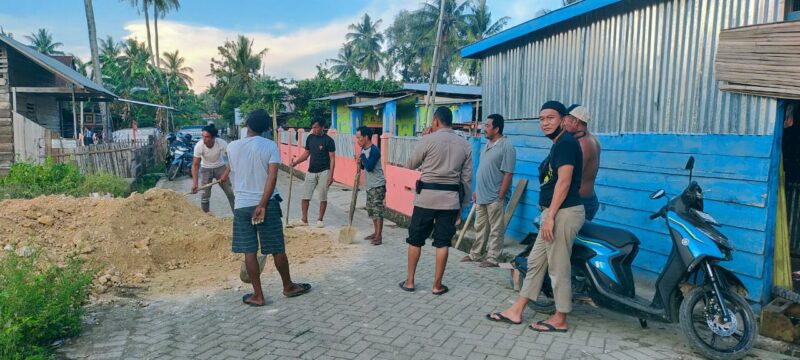 Polsek Barebbo bersama warga membersihkan sirtu yang menutupi jalan. (ist)