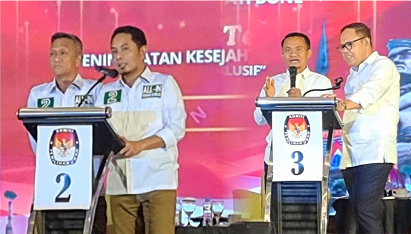 Paslon Tegak Lurus dan Paslon Beramal dalam debat Pilkada Bone, Rabu (30/10). (DIKSIKU/Idhul)