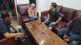 Wanita berinisial RA diinterogasi Kasat Reskrim Polres Bone AKP Yusriadi Yusuf. (ist)