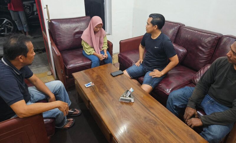 Wanita berinisial RA diinterogasi Kasat Reskrim Polres Bone AKP Yusriadi Yusuf. (ist)