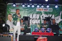 Calon Bupati Bone Andi Islamuddin menyampaikan pidato di hadapan ratusan warga BTN Pepabri, Selasa (5/11). (ist)