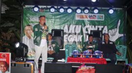 Calon Bupati Bone Andi Islamuddin menyampaikan pidato di hadapan ratusan warga BTN Pepabri, Selasa (5/11). (ist)