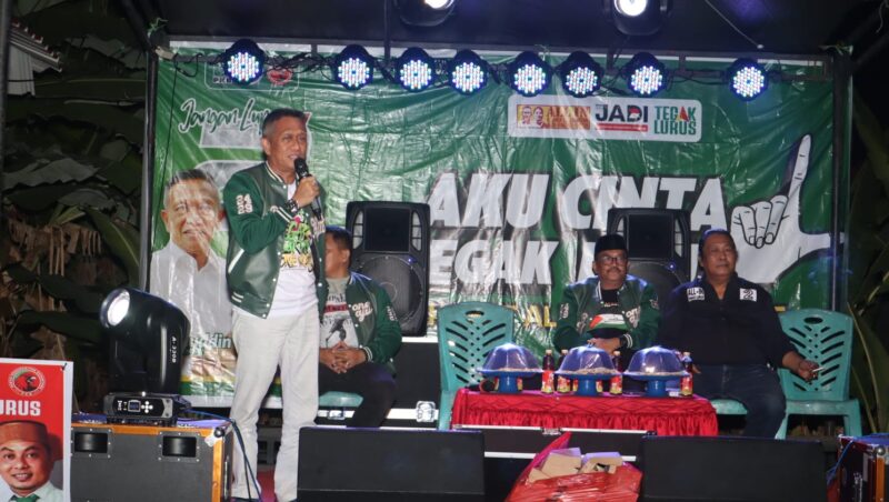 Calon Bupati Bone Andi Islamuddin menyampaikan pidato di hadapan ratusan warga BTN Pepabri, Selasa (5/11). (ist)