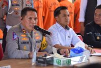 Kapolres Bone AKBP Erwin Syah memimpin konferensi pers pengungkapan kasus narkoba dan judi online, Senin (19/11). (ist)