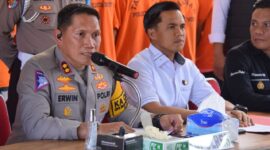 Kapolres Bone AKBP Erwin Syah memimpin konferensi pers pengungkapan kasus narkoba dan judi online, Senin (19/11). (ist)