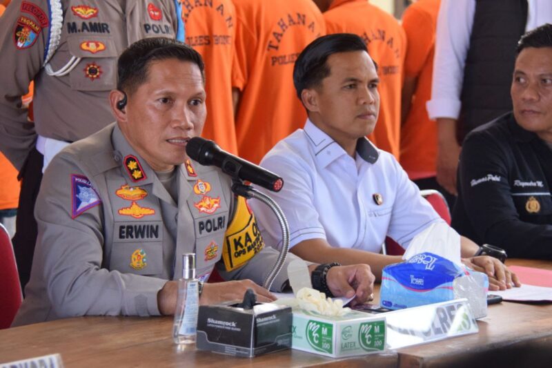 Kapolres Bone AKBP Erwin Syah memimpin konferensi pers pengungkapan kasus narkoba dan judi online, Senin (19/11). (ist)