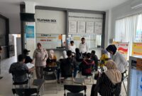 Personel Yanmin Sat Intelkam Polres Bone memandu masyarakat dalam pengisian SKCK online. (ist)